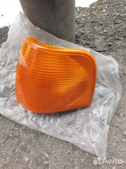 Поворотник левый Ауди 100, 1990 год