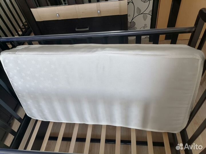 Детская кроватка со съемной стенкой