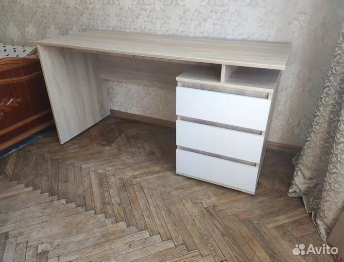Письменный стол с ящиками