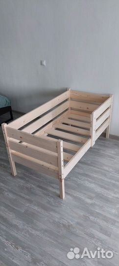 Детская кроватьиз массива с бортиком