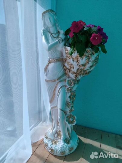 Кашпо статуэтка