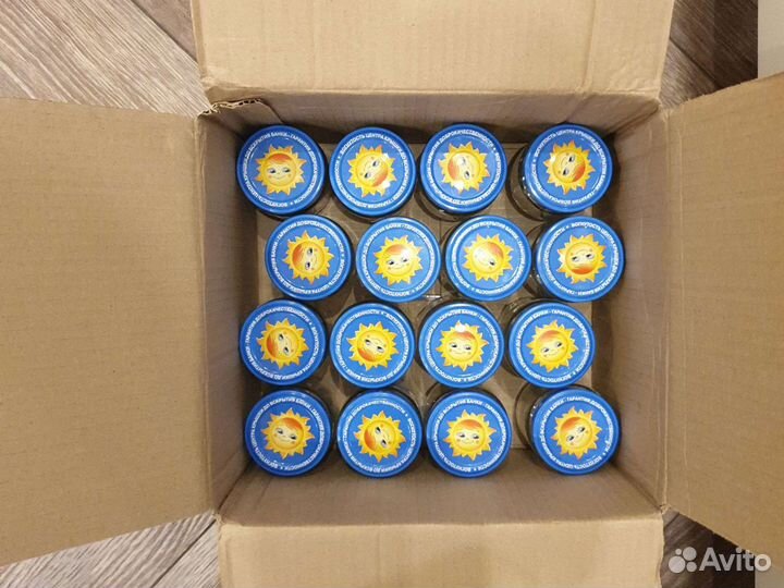 Много баночек из-под детского питания