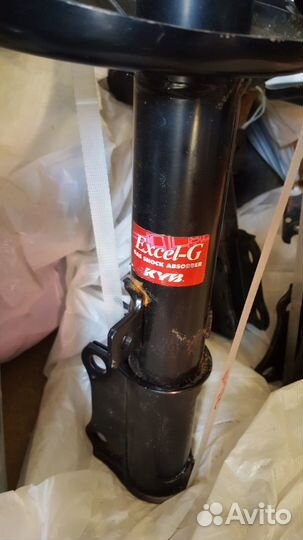 Задние стойки на тойота камри KYB