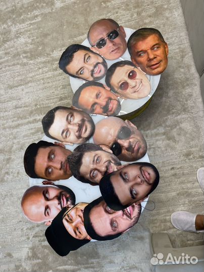 Картонные маски с лицами звёзд