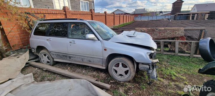 Subaru Forester 2 AT, 1998, битый, 300 000 км