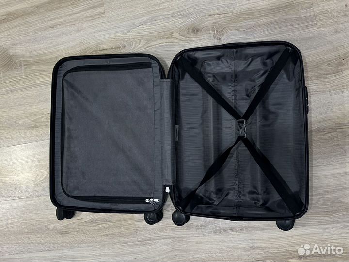 Чемодан American Tourister черный размер S