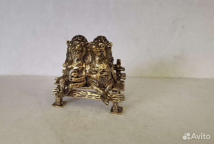 Кролики, котики, совы и др. на скамейке