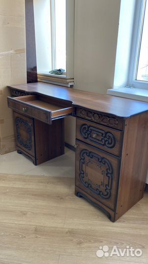 Туалетный столик письменный стол в наличии