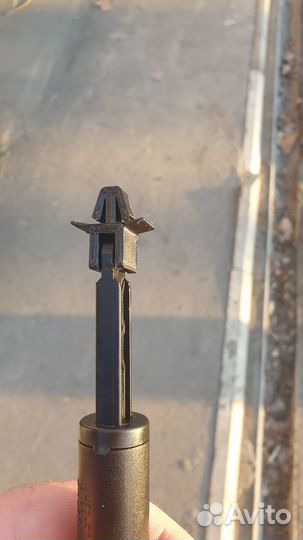 Клипса демпфера бардачка Land Rover Freelander 2