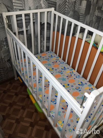 Детская кроватка с маятником