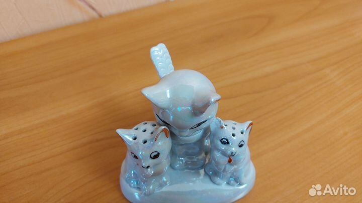 Фарфоровая статуэтка-солонка 