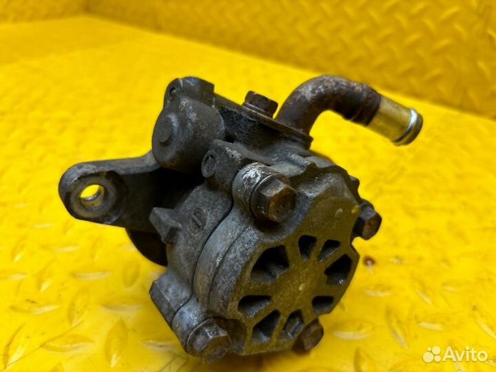 Насос гидроусилителя руля Toyota Hilux 2kdftv 2014