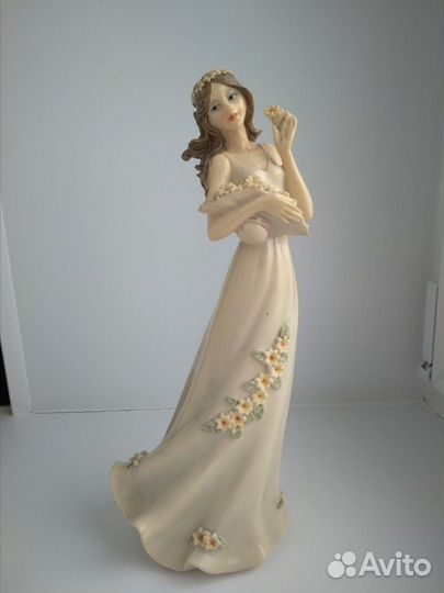 Коллекционная фарфоровая статуэтка