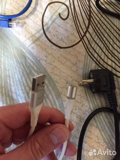 Кабели для компьютера и зарядные устройства