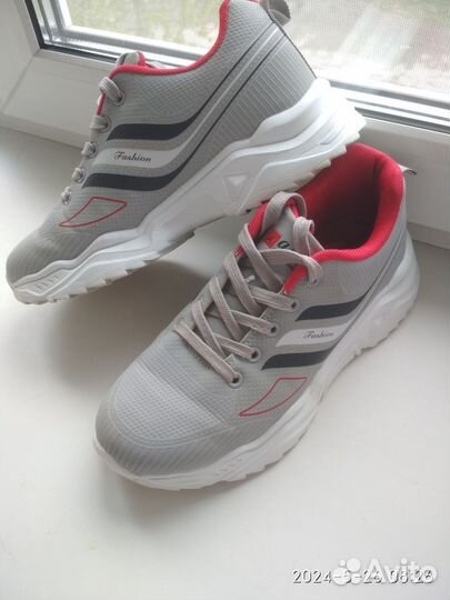 Кроссовки женские,35-36 размер