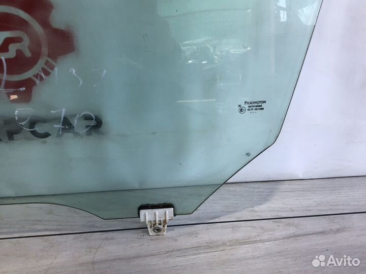 Infiniti Q70 стекло переднее левое