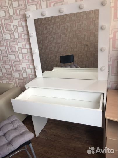 Туалетный столик с зеркалом и подсветкой бу