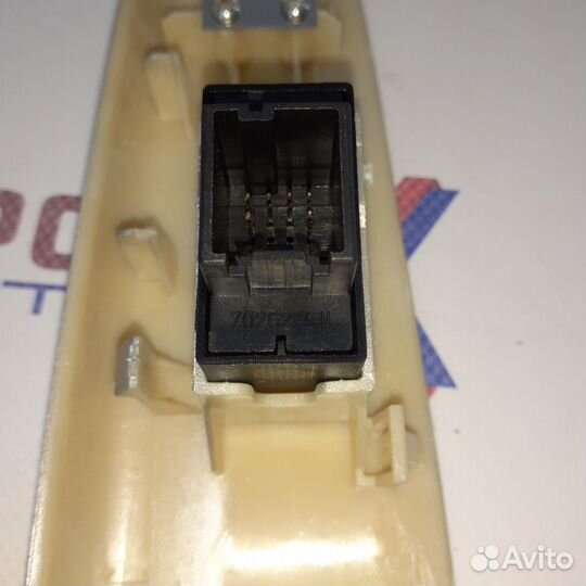 Накладка подлокотника двери задняя левая (с кнопка