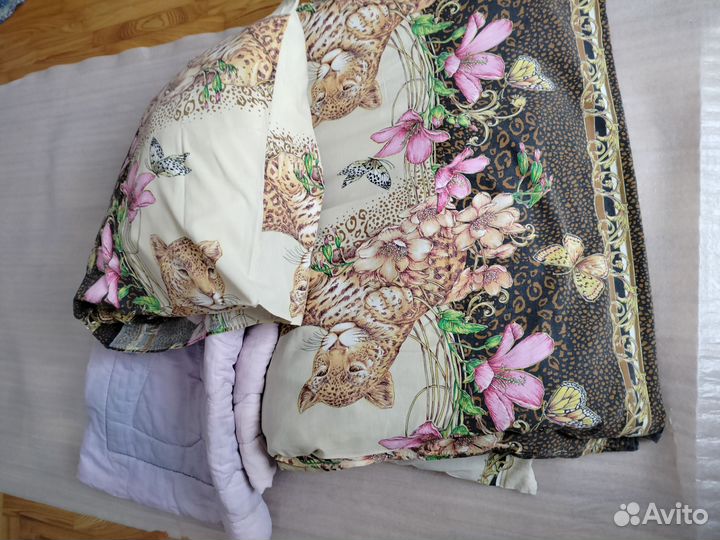 Два одеяла,подушка с наволочкой, пододеяльник