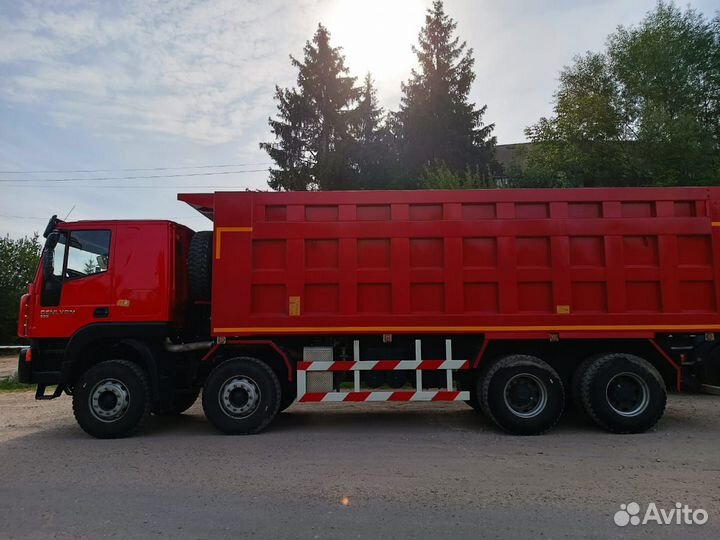 Водитель самосвала 8х4
