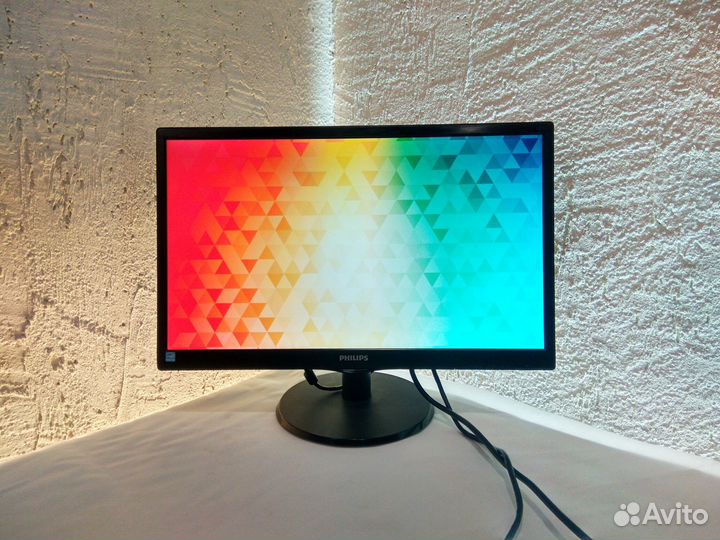 Монитор Philips 223V: 22 дюйма, Full HD