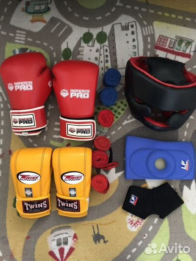 Боксерские перчатки и шлем