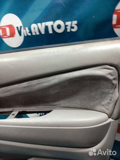 Обшивка двери передняя правая Toyota Prius NHW10