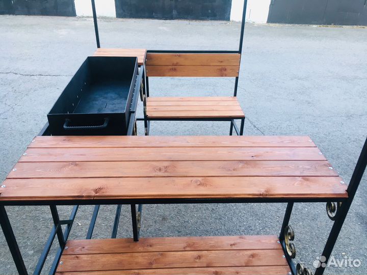 Мангальная зона под крышей и лавкой