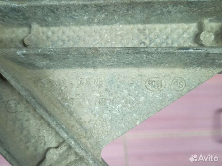 Крепление кпп Renault Logan