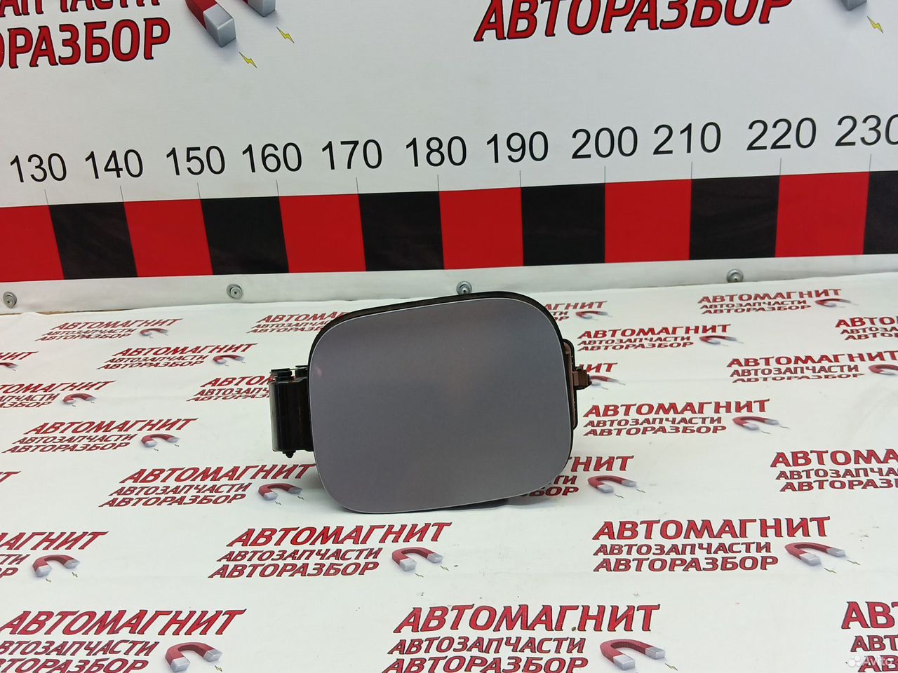 Лючок бензобака в сборе Джили Кулрей SX11