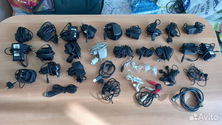 Зарядное устройство для телефона и наушники