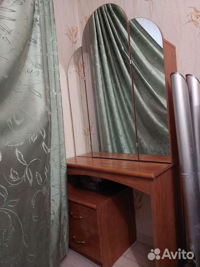 Туалетный столик с зеркалом, трюмо