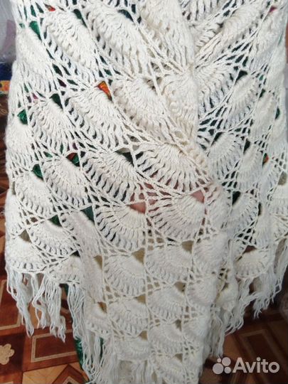 Шаль вязаная,очень красивая