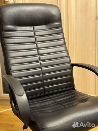 Офисное кожаное кресло руководителя
