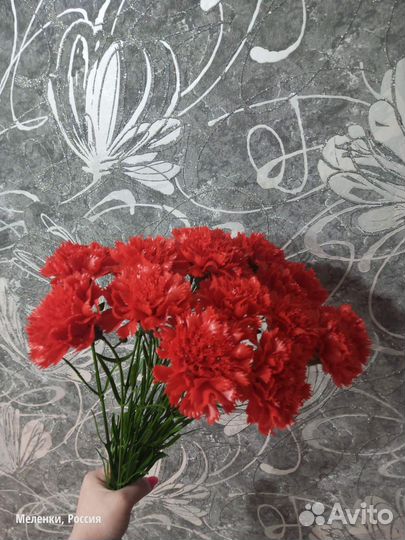 Искусственные цветы на кладбище