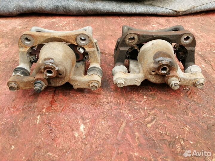 Суппорт тормозной задний Toyota Venza 2009-2017