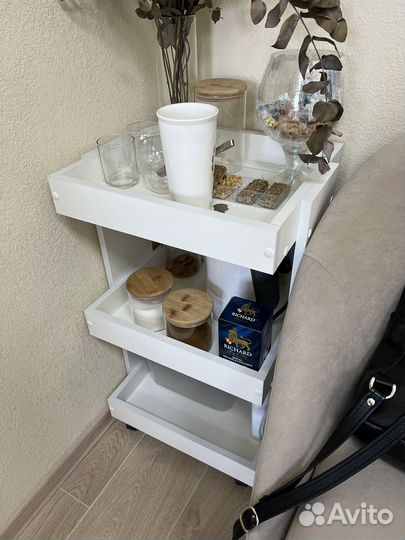 Этажерка на колесиках