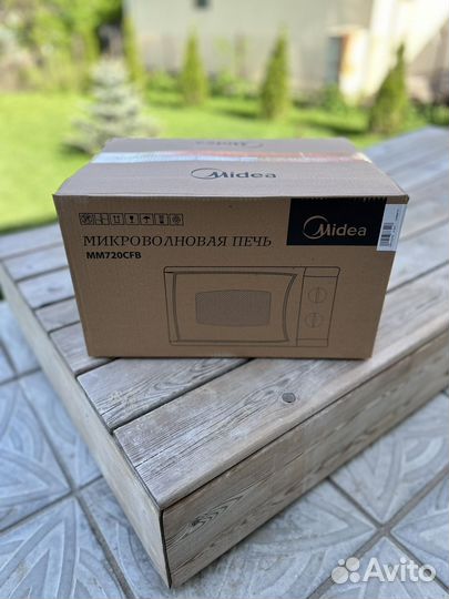 Микроволновая печь Midea MM720CFB