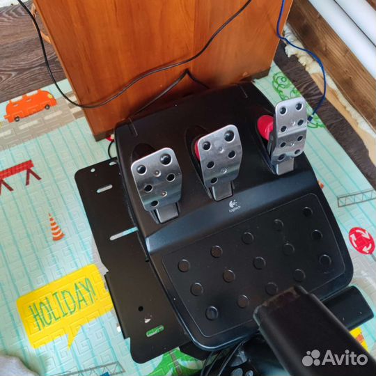 Игровое кресло Playseat и руль Thrustmaster T300RS