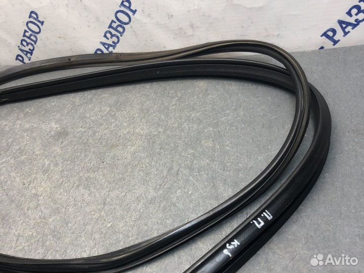 Уплотнитель двери передний правый Nissan Cube 1