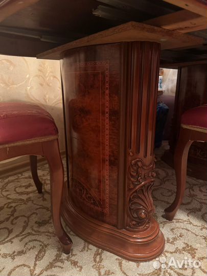 Обеденный стол без стульев