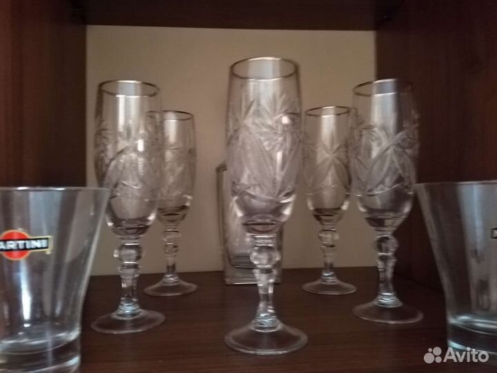 Хрусталь и разные стаканы, пивные бокалы и кружки