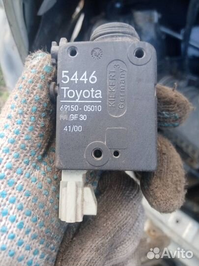 Активатор замка багажника Toyota Avensis 1
