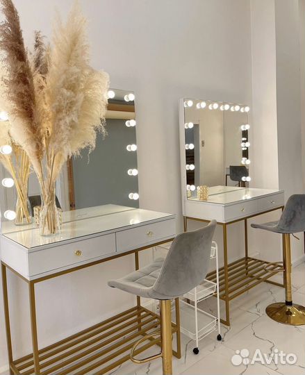 Туалетный столик с зеркалом