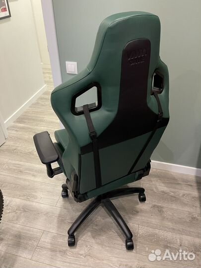 Игровое кресло VMM Gaming (бордовое и зеленое)