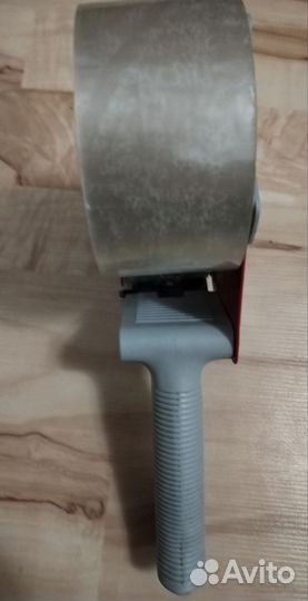 Диспенсер-держатель для скотча