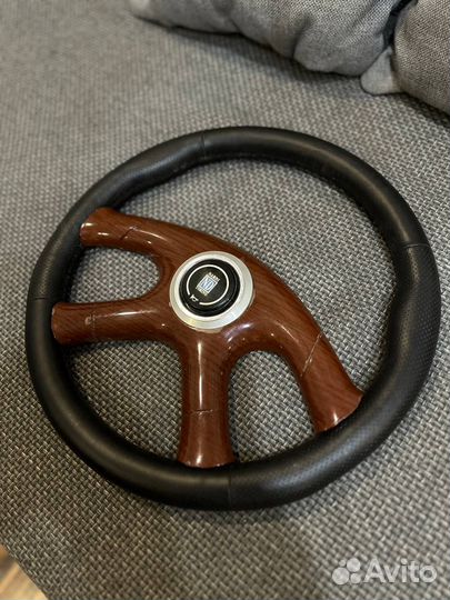 Спортивный руль Nardi с деревянной вставкой