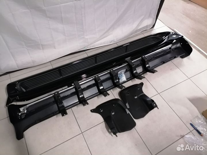 Пороги Toyota Land Cruiser 200 с подсветкой черные