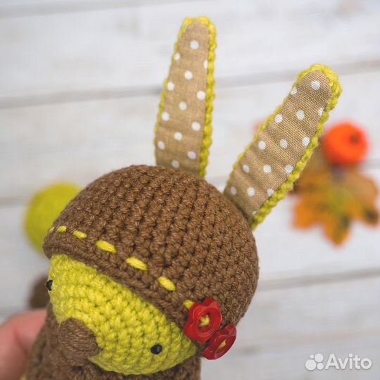 Зайчонок вязаный ручной работы, символ 2023 года