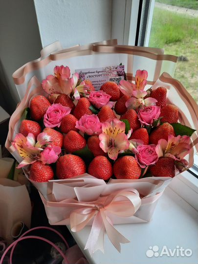 Букеты из клубники в шоколаде, конфет